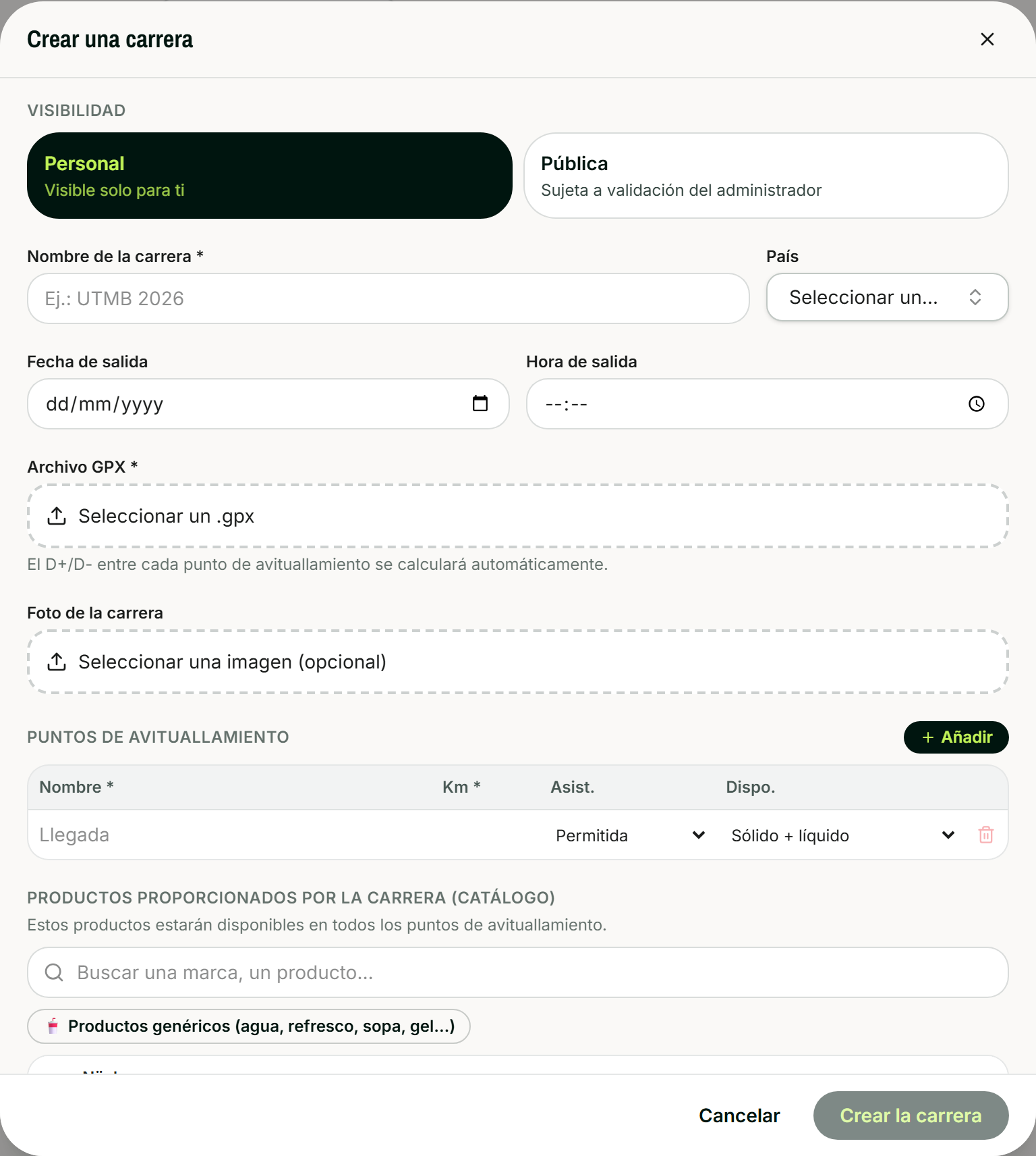 La pantalla de creación de carrera: visibilidad personal o pública, nombre, país, fecha y hora de salida, archivo GPX, foto, luego la lista de puntos de avituallamiento con su kilómetro, si hay asistencia autorizada o no y qué se sirve.