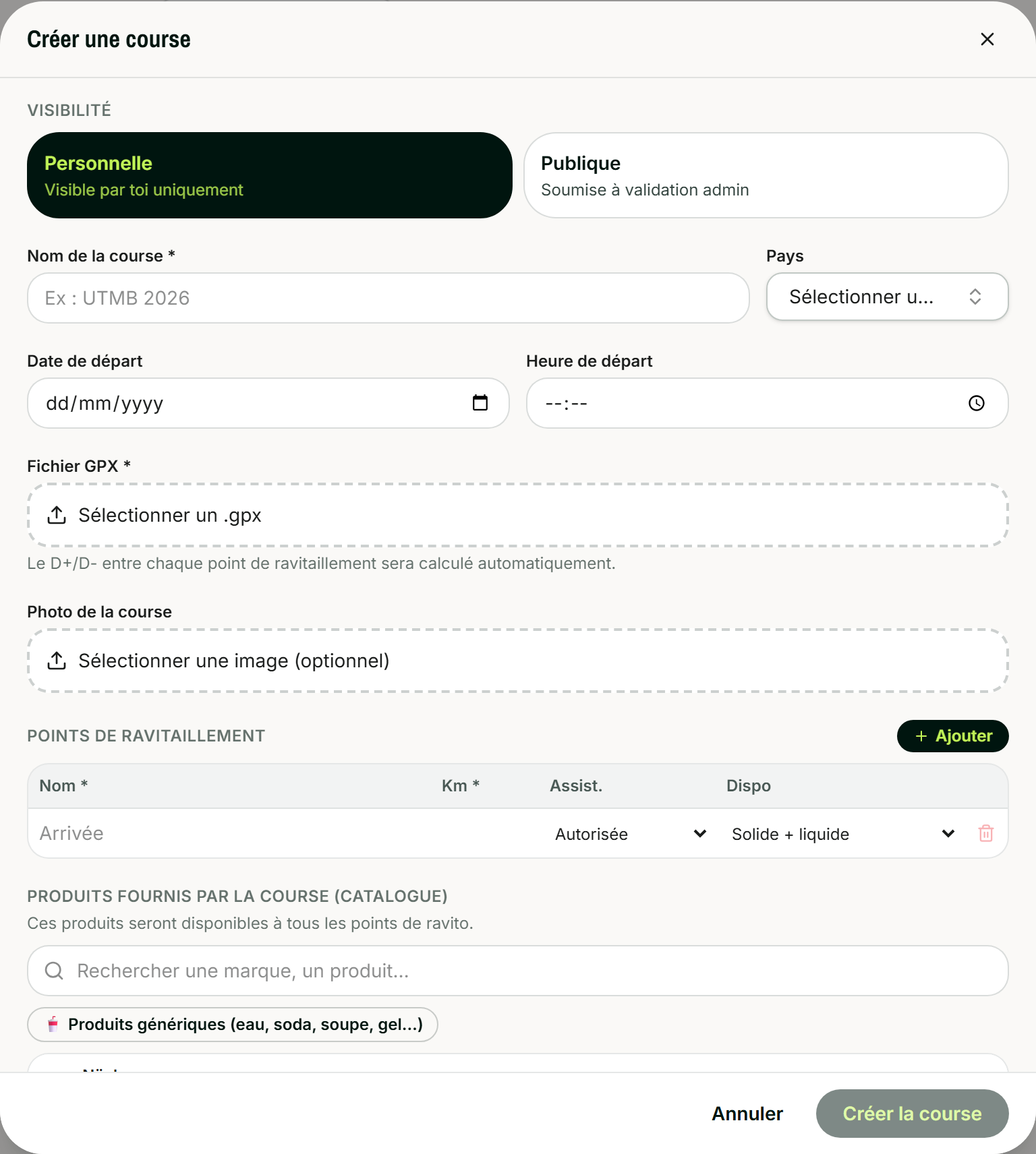 L'écran de création d'une course : visibilité personnelle ou publique, nom, pays, date et heure de départ, fichier GPX, photo, puis la liste des points de ravitaillement avec leur kilomètre, l'assistance autorisée ou non et ce qui y est servi.